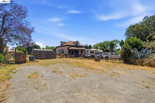 585 Old Canyon Rd, Fremont, CA 94536