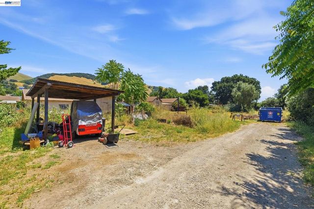 585 Old Canyon Rd, Fremont, CA 94536