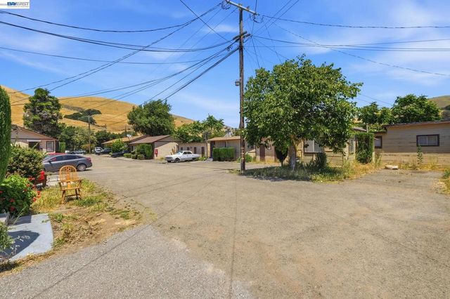 585 Old Canyon Rd, Fremont, CA 94536