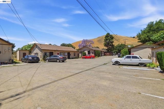 585 Old Canyon Rd, Fremont, CA 94536