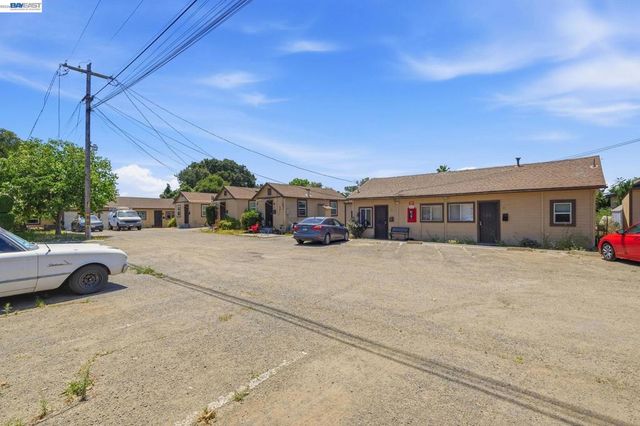 585 Old Canyon Rd, Fremont, CA 94536