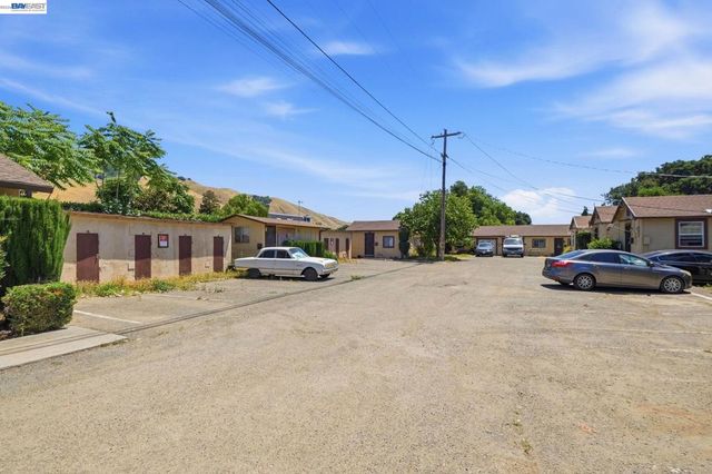 585 Old Canyon Rd, Fremont, CA 94536