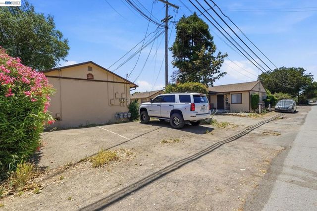 585 Old Canyon Rd, Fremont, CA 94536