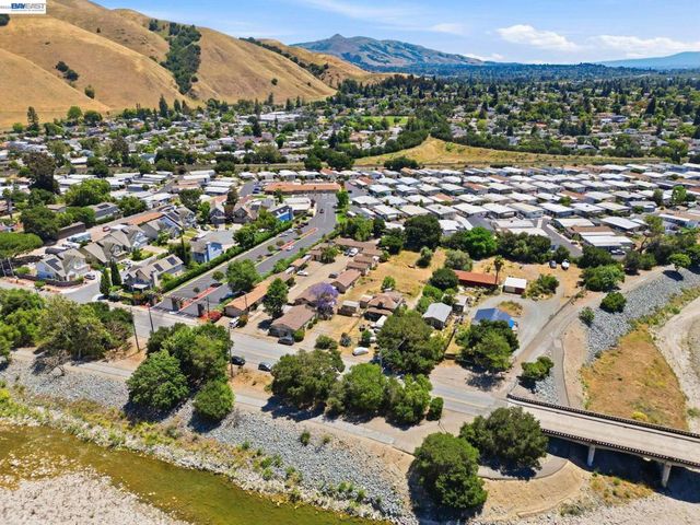 585 Old Canyon Rd, Fremont, CA 94536