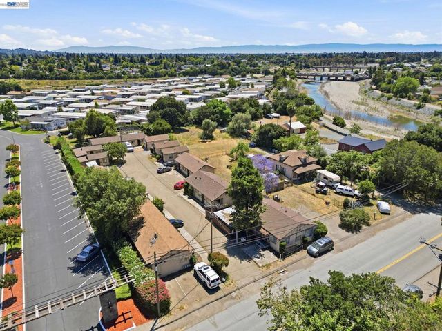 585 Old Canyon Rd, Fremont, CA 94536