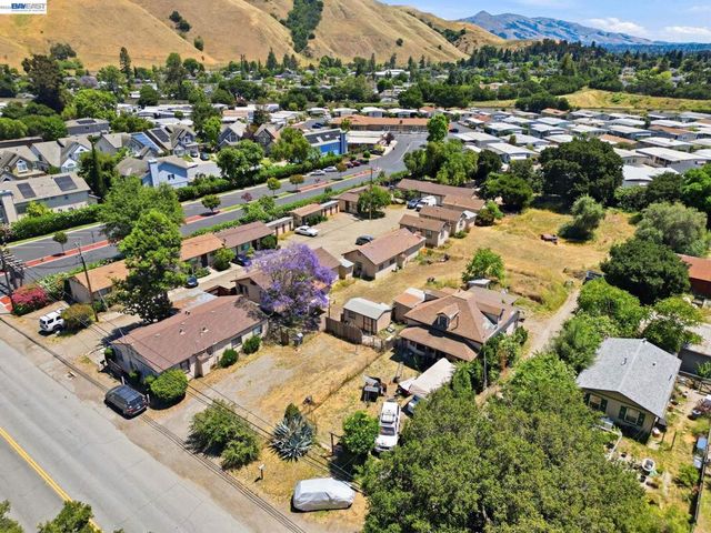 585 Old Canyon Rd, Fremont, CA 94536
