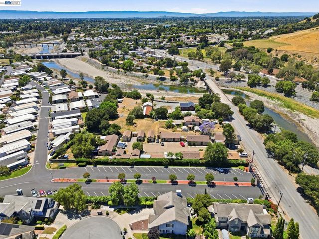 585 Old Canyon Rd, Fremont, CA 94536