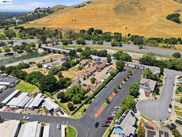 585 Old Canyon Rd, Fremont, CA 94536