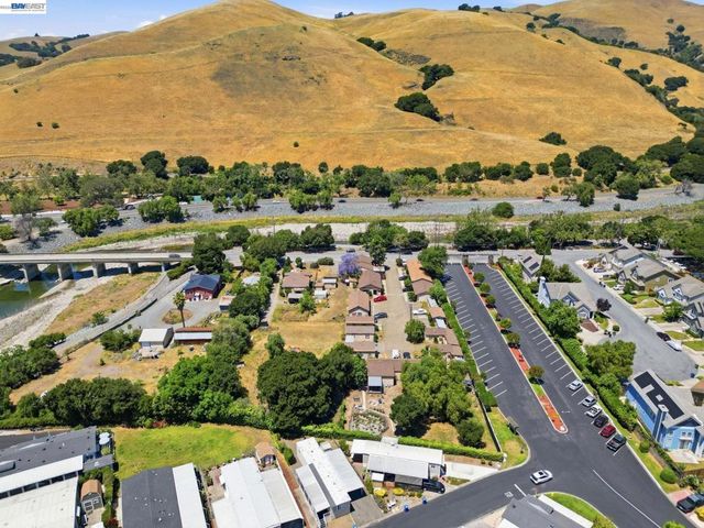 585 Old Canyon Rd, Fremont, CA 94536