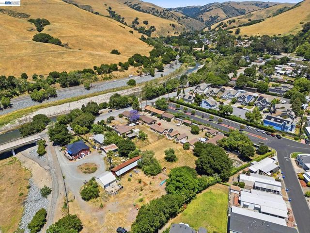 585 Old Canyon Rd, Fremont, CA 94536