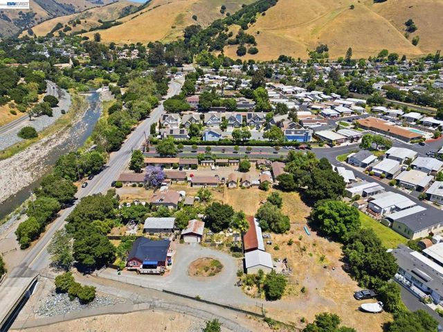 585 Old Canyon Rd, Fremont, CA 94536