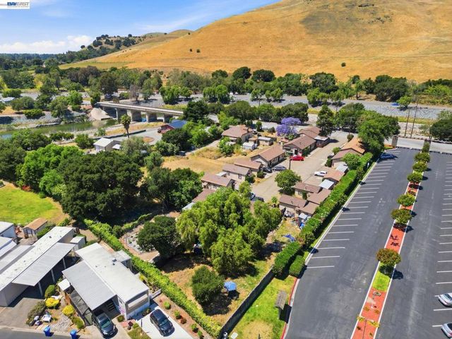 585 Old Canyon Rd, Fremont, CA 94536