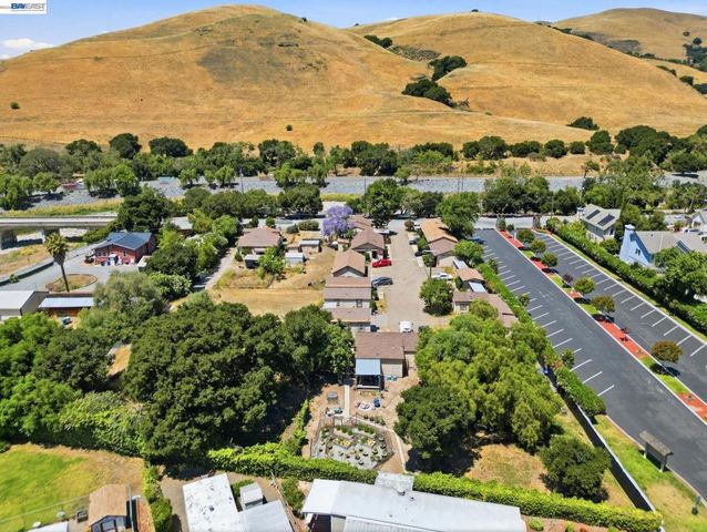 585 Old Canyon Rd, Fremont, CA 94536
