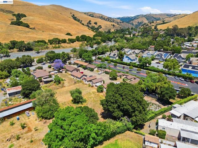 585 Old Canyon Rd, Fremont, CA 94536