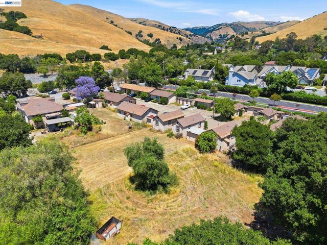 585 Old Canyon Rd, Fremont, CA 94536