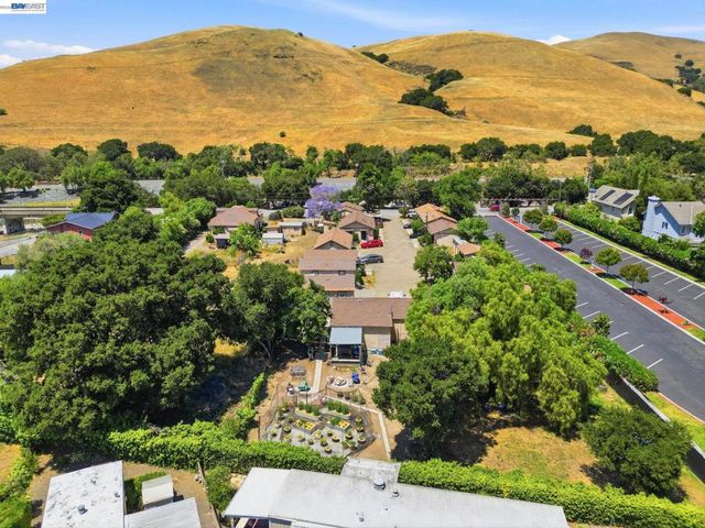 585 Old Canyon Rd, Fremont, CA 94536