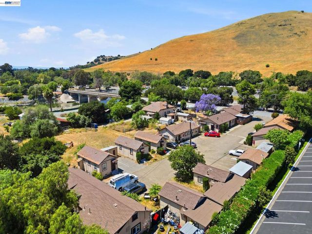 585 Old Canyon Rd, Fremont, CA 94536
