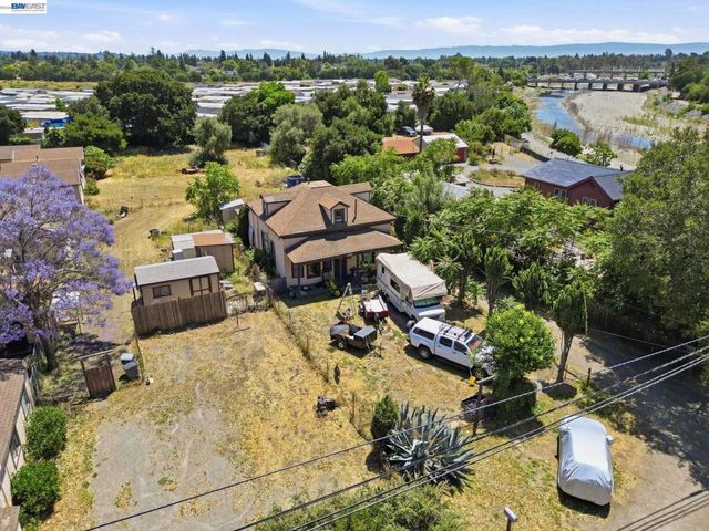 585 Old Canyon Rd, Fremont, CA 94536