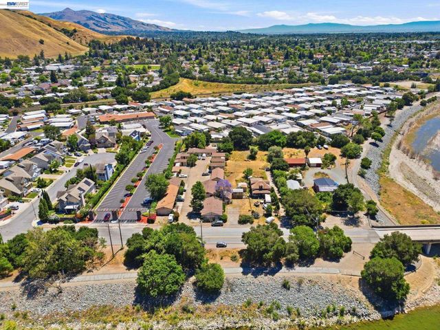 585 Old Canyon Rd, Fremont, CA 94536