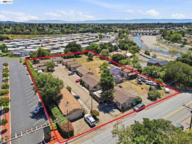 585 Old Canyon Rd, Fremont, CA 94536