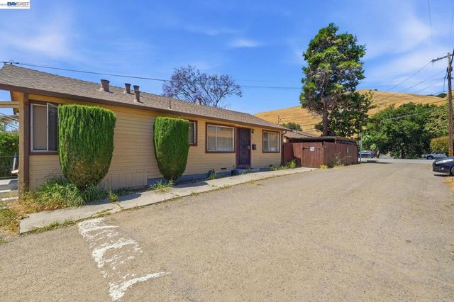 585 Old Canyon Rd, Fremont, CA 94536