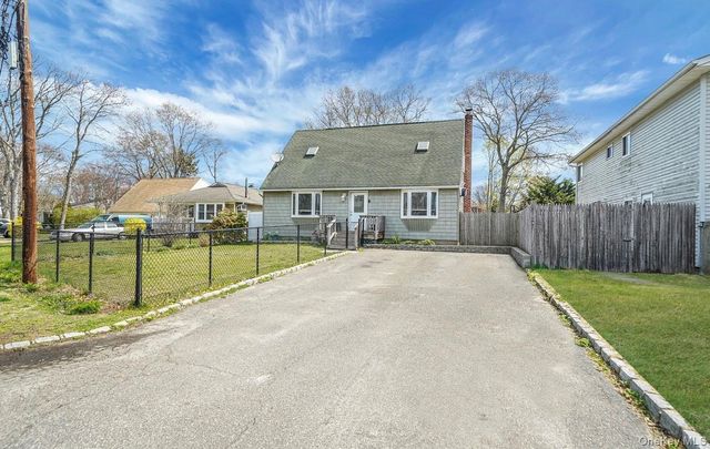 15 Maplewood Drive, Shirley, NY 11967