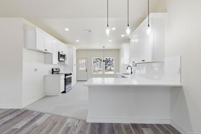 374 County Road 124, Floresville, TX 78114