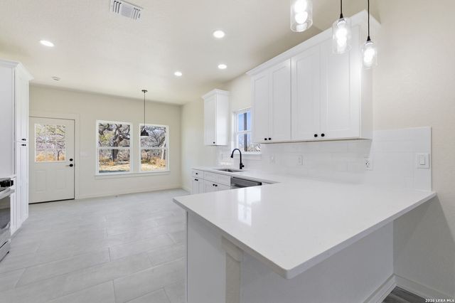 374 County Road 124, Floresville, TX 78114