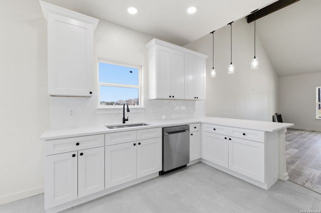 374 County Road 124, Floresville, TX 78114