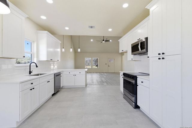 374 County Road 124, Floresville, TX 78114