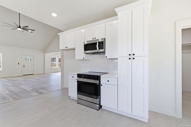 374 County Road 124, Floresville, TX 78114