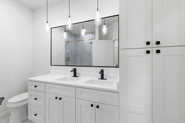 374 County Road 124, Floresville, TX 78114