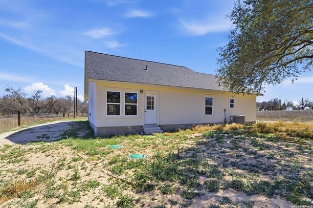 374 County Road 124, Floresville, TX 78114