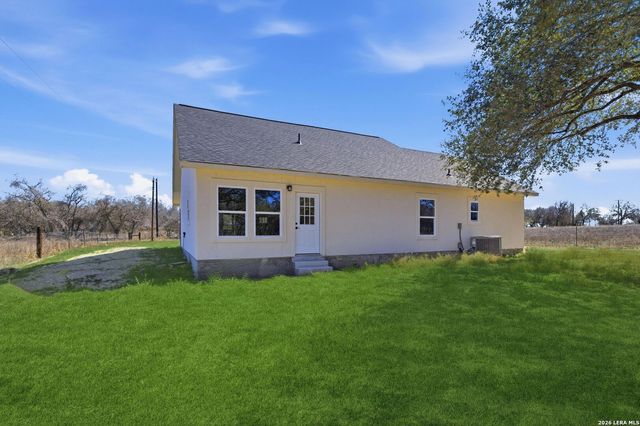 374 County Road 124, Floresville, TX 78114