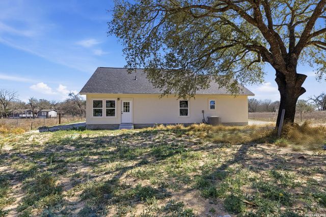 374 County Road 124, Floresville, TX 78114