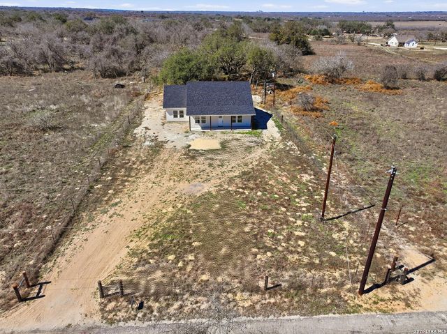 374 County Road 124, Floresville, TX 78114
