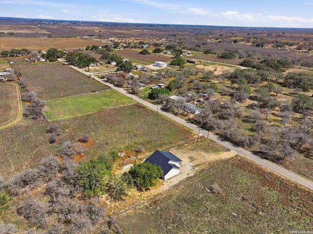 374 County Road 124, Floresville, TX 78114