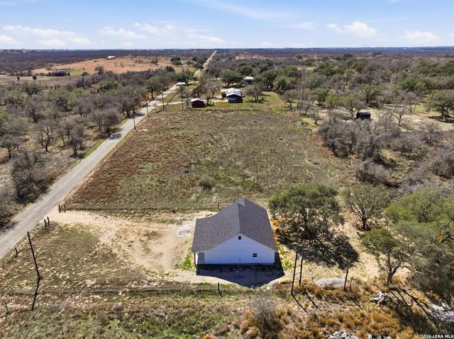 374 County Road 124, Floresville, TX 78114