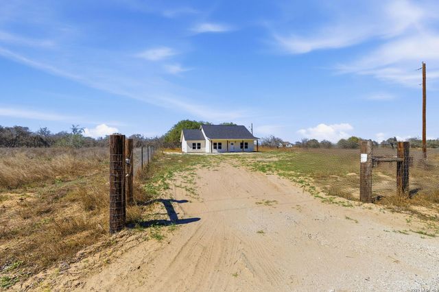 374 County Road 124, Floresville, TX 78114