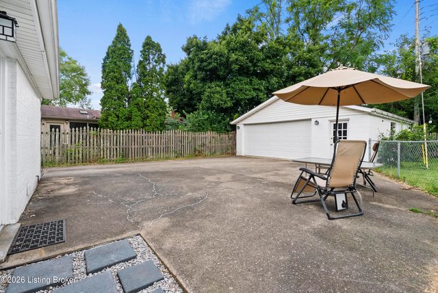 4311 Lynnbrook Dr, Louisville, KY 40220