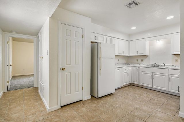 803 Valley View DR B, Pflugerville, TX 78660