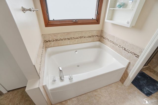 3435 Shadywood Drive, Lambertville, MI 48144