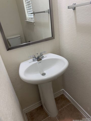 120 Anchor Blf, Universal City, TX 78148