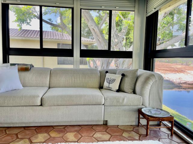 1 WESTGATE Lane 1B, Boynton Beach, FL 33436