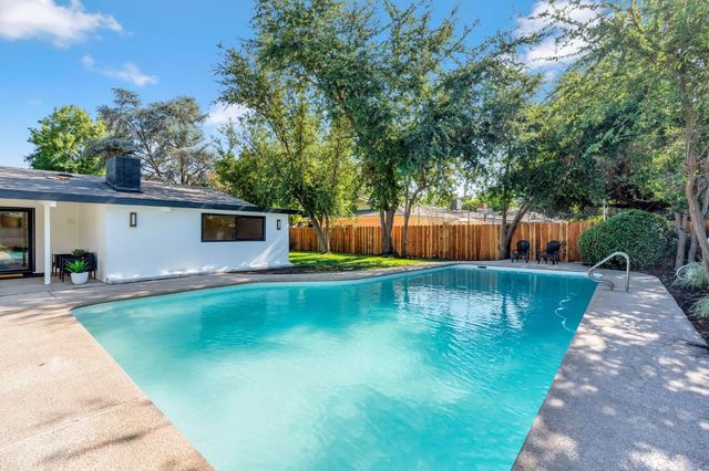 2571 W Magill Avenue, Fresno, CA 93711