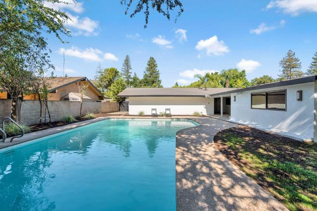2571 W Magill Avenue, Fresno, CA 93711