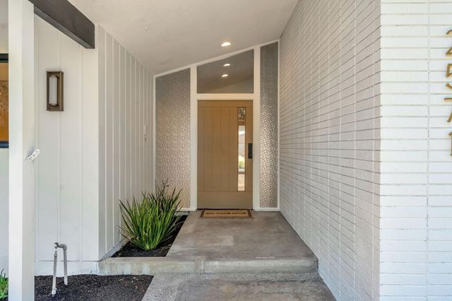 2571 W Magill Avenue, Fresno, CA 93711