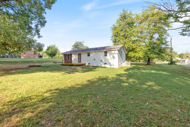 100 Short St, Dickson, TN 37055