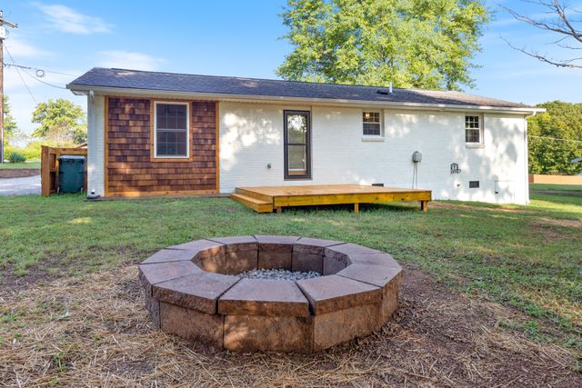 100 Short St, Dickson, TN 37055