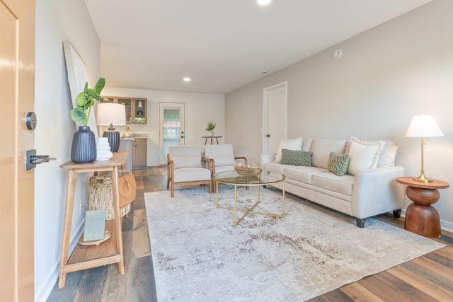 100 Short St, Dickson, TN 37055